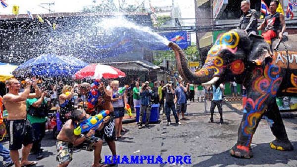 Những Phong Tục Đón Năm Mới Kỳ Quặc Nhất Thế Giới Những Phong Tục Đón Năm Mới Kỳ Quặc Nhất Thế Giới